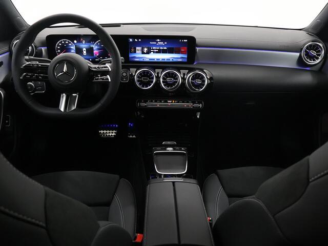 Mercedes-Benz CLA-KLASSE 180 Star Edition AMG Line | Panoramaschuifdak | AMG-line plus | Head-Up | Dodehoekassistent | Nightpakket |