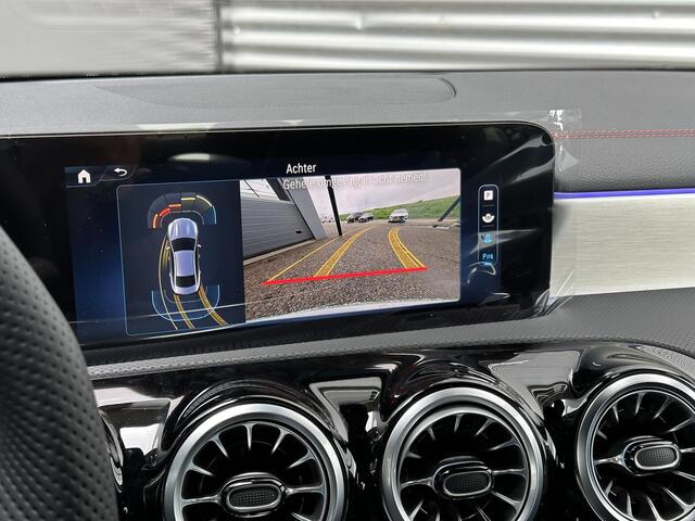 Mercedes-Benz CLA-KLASSE 180 AMG Line | Night Pakket | Burmester Surround Sound | Dodehoekassistent | MULTIBEAM LED Koplampen | Sfeerverlichting | Stoelverwarming | Achteruitrijcamera | Elektrisch Inklapbare Buitenspiegels