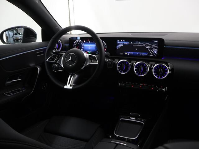 Mercedes-Benz CLA-KLASSE 180 Shooting Brake Star Edition Luxury Line | Panoramadak | Donkergetint glas | Parkeerassistent PARKTRONIC | Sfeerverlichting |