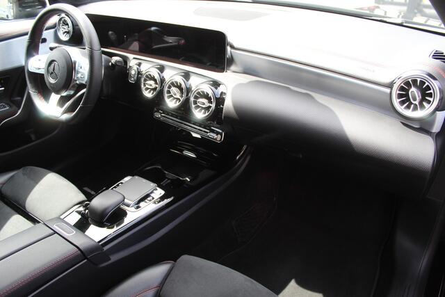 Mercedes-Benz CLA-KLASSE Shooting Brake 180 AMG Orig. Ned./Automaat/Apple carplay/Sfeerverlichting/Airco/Navigatie/Cruise control/Wide digital screen/Elektrische achterklep/Stoelverwarming/Keyless entry+start/Spiegels inklapbaar/Achteruitrijcamera/Lichtmetalen velgen