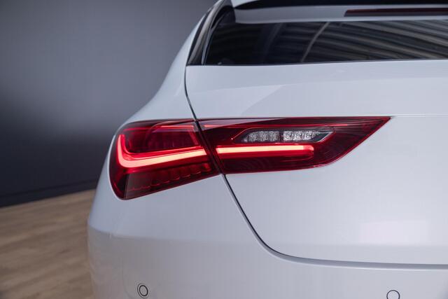 Mercedes-Benz CLA-KLASSE Shooting Brake 200 Luxury Line Panorama dak