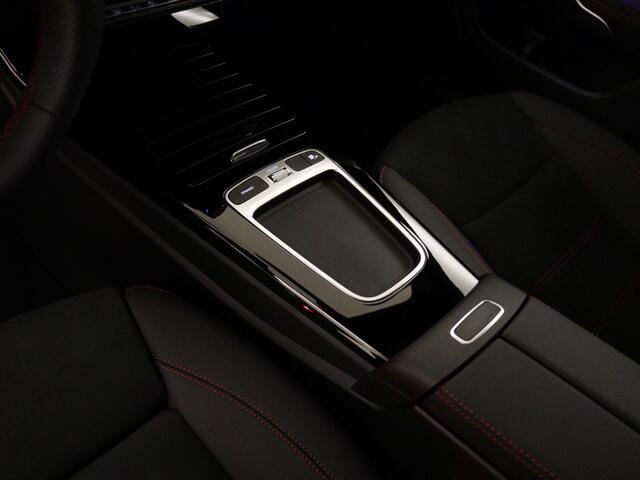 Mercedes-Benz CLA-KLASSE Shooting Brake 180 Star Edition AMG Line | Trekhaak | Nightpakket | KEYLESS GO-comfortpakket | Verwarmde stoelen vooraan | USB pakket plus | Sfeerverlichting | Parkeerpakket met achteruitrijcamera |