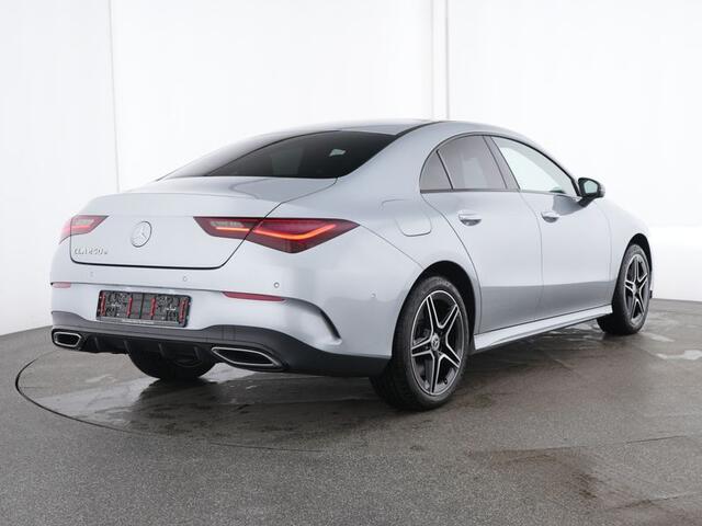 Mercedes-Benz CLA-KLASSE 250 e AMG Plug-In Hybride AMG Line Premium | Night Pakket | Panorama Schuif-Kanteldak | Burmester® | Stuur en Stoelverwarming. Inclusief 24 maanden Mercedes-Benz Certified garantie voor Europa.