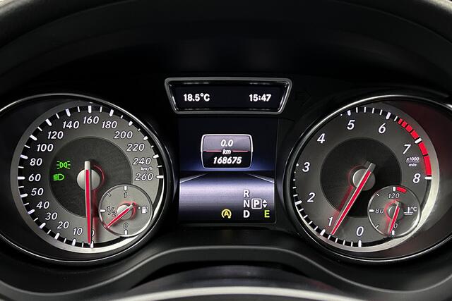 Mercedes-Benz CLA-KLASSE 180 Ambition | Parkeersensoren | Cruise control | Navigatie | Half lederen bekleding | Airco