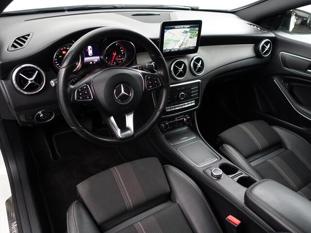 Mercedes-Benz CLA-KLASSE 180 AMG Premium Aut- Panoramadak, Camera, Sfeerverlichting, keyless, Stoelverwarming, Sport Interieur