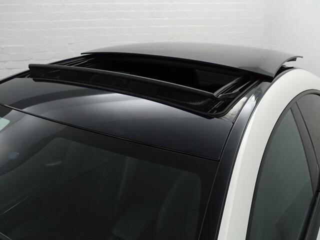 Mercedes-Benz CLA-KLASSE 180 AMG Premium Aut- Panoramadak, Camera, Sfeerverlichting, keyless, Stoelverwarming, Sport Interieur