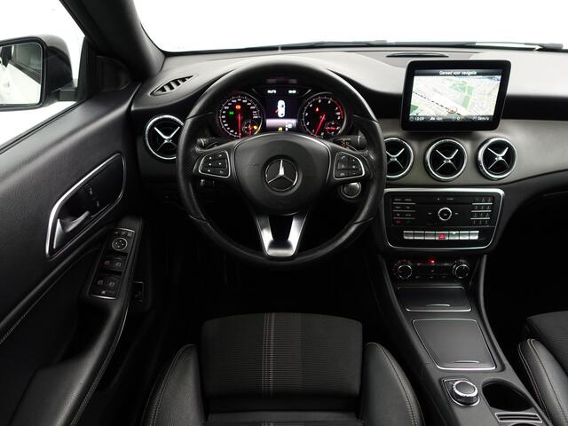 Mercedes-Benz CLA-KLASSE 180 AMG Premium Aut- Panoramadak, Camera, Sfeerverlichting, keyless, Stoelverwarming, Sport Interieur