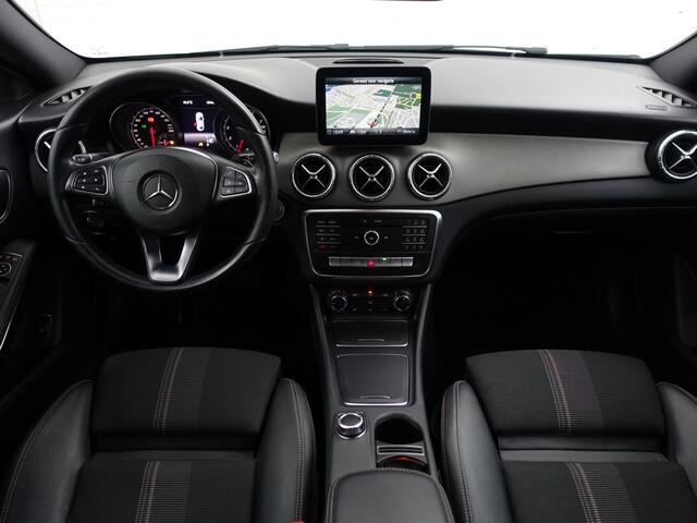 Mercedes-Benz CLA-KLASSE 180 AMG Premium Aut- Panoramadak, Camera, Sfeerverlichting, keyless, Stoelverwarming, Sport Interieur