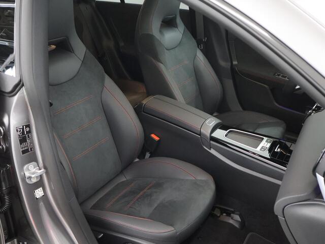 Mercedes-Benz CLA-KLASSE 180 Star Edition AMG Line | Panoramaschuifdak | Keyless go | Sfeerverlichting | Stoelverwarming | Achteruitrijcamera