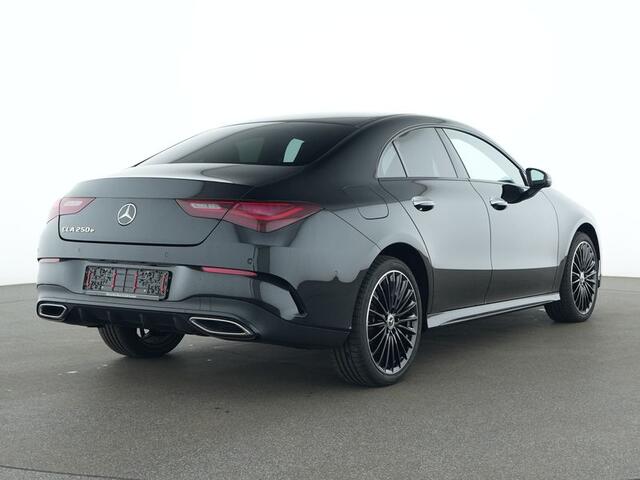 Mercedes-Benz CLA-KLASSE 250 e AMG Plug-In Hybride AMG LIne | Night PAkket | 19 Inch AMG Velgen | Dodehoek Assist | Multibeam Koplampen | 11kW Laden. Inclusief 48 maanden MB Certified garantie voor Europa.