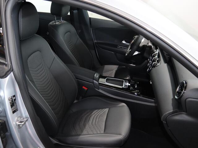 Mercedes-Benz CLA-KLASSE 180 Star Edition LIMITED | Stoelverwarming | Achteruitrijcamera | LED koplampen | MBUX |