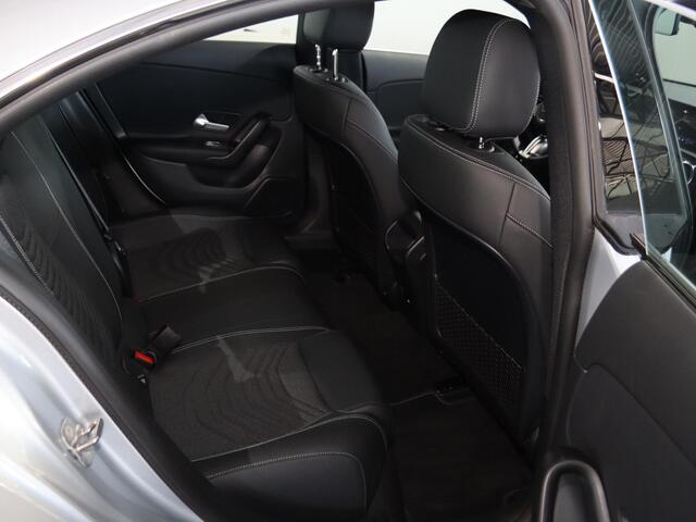 Mercedes-Benz CLA-KLASSE 180 Star Edition LIMITED | Stoelverwarming | Achteruitrijcamera | LED koplampen | MBUX |