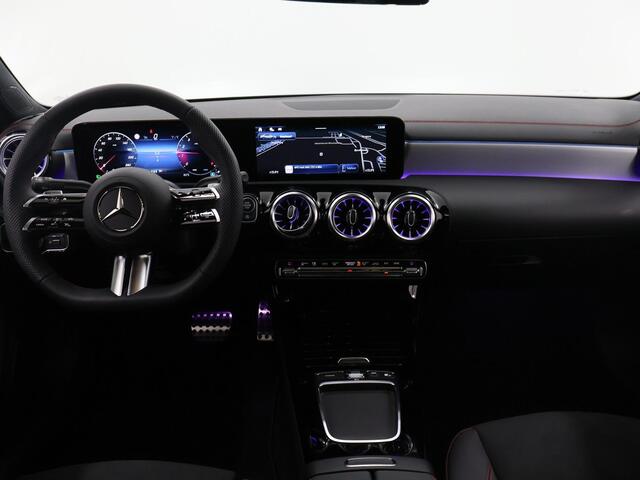 Mercedes-Benz CLA-KLASSE 180 Star Edition AMG NIGHT | Panoramadak | Sfeerverlichting | Achteruitrijcamera | Stoelverwarming | Night Pakket |
