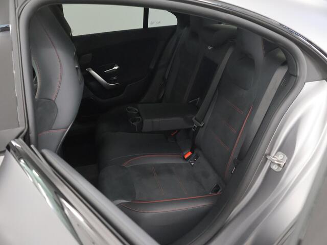 Mercedes-Benz CLA-KLASSE 180 AMG Line | Panorama Schuifdak | Night | Magno matte lak | Dodehoek assistent | Augmented Reality navigatie | Stoelverwarming | Multibeam |