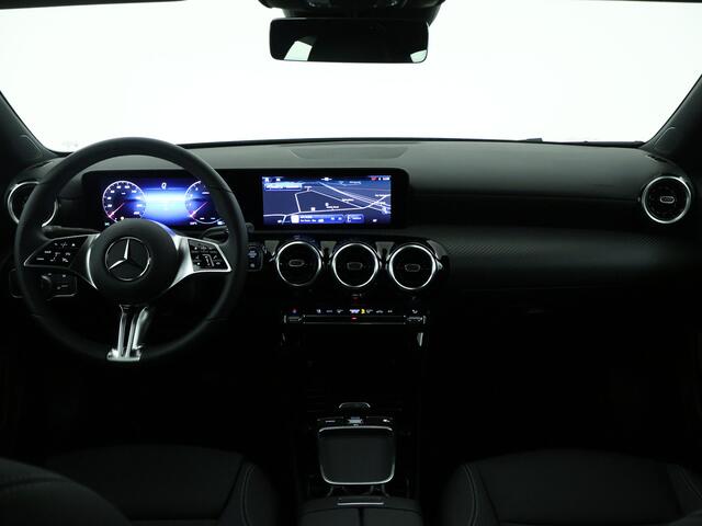 Mercedes-Benz CLA-KLASSE 180 Star Edition | Parkeerpakket met achteruitrijcamera | KEYLESS GO | Dodehoekassistent | USB pakket plus | Verwarmde stoelen vooraan |