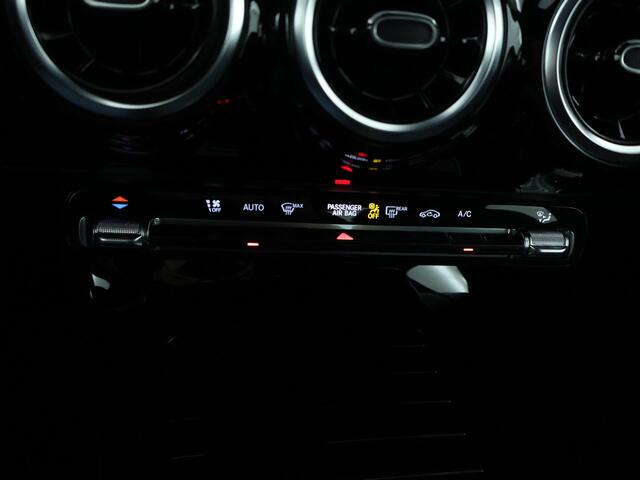 Mercedes-Benz CLA-KLASSE 180 Star Edition | Parkeerpakket met achteruitrijcamera | KEYLESS GO | Dodehoekassistent | USB pakket plus | Verwarmde stoelen vooraan |