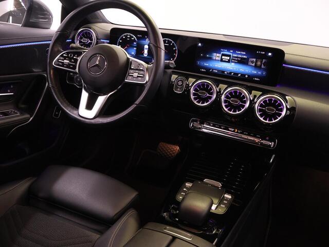 Mercedes-Benz CLA-KLASSE 180 Luxury Line | Panoramadak | Trekhaak | Digitaal display | Stoelverwarming |