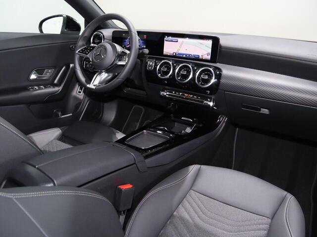 Mercedes-Benz CLA-KLASSE Shooting Brake 180 Star Edition LIMITED | Stoelverwarming | Achteruitrijcamera | LED koplampen | MBUX |