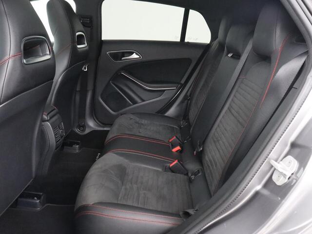 Mercedes-Benz CLA-KLASSE 250 AMG Night | 210pk | Panoramadak | Stoelverwarming | Ride Control | Full LED | Park Assist | Leder/Alcantara | Navigatie | Climate control | Bluetooth | Cruise control