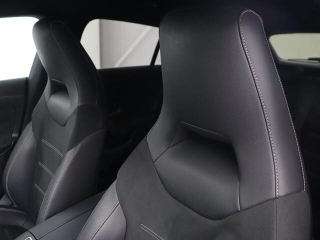 Mercedes-Benz CLA-KLASSE 250e AMG Night | Stoelverwarming | Carplay | Camera | Widescreen | Sfeerverlichting | Leder/Alcantara | Navigatie | Park Assist | Origineel Zwart | PHEV | Plug In