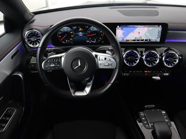 Mercedes-Benz CLA-KLASSE 200 AMG | Stoelverwarming | Camera | Leder/Alcantara | Sfeerverlichting | Park Assist | Full LED | Navigatie | Widescreen | Climate control | Bluetooth | Cruise control