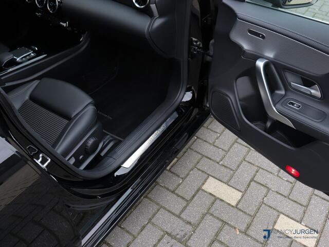Mercedes-Benz CLA-KLASSE Shooting Brake 200 Business | 7G Aut | Apple Car Play | Achteruit Rij Camera | Panoramadak | Parkeer Assistent | Trekhaak |