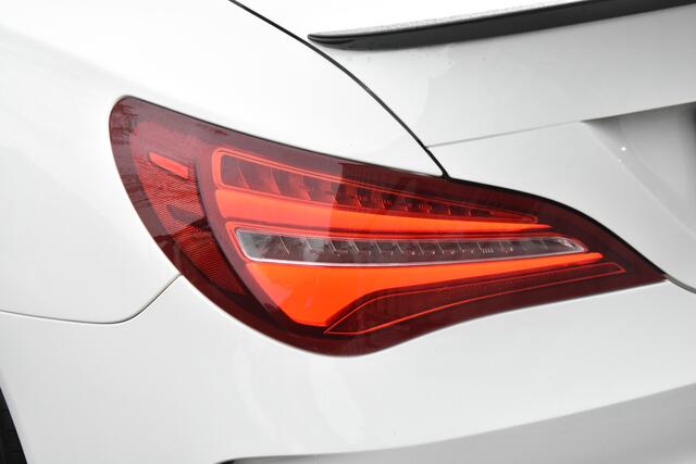 Mercedes-Benz CLA-KLASSE 180 - 2018 | Panoramadak | LED | Parkeersensoren | Keyless Start