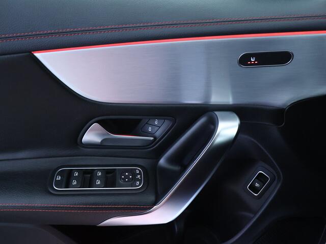 Mercedes-Benz CLA-KLASSE 200 Business Solution AMG | Panoramadak | Trekhaak | AMG-styling | Sfeerverlichting | Inclusief 24 maanden MB Certified garantie voor Europa.