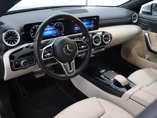 Mercedes-Benz CLA-KLASSE Shooting Brake 180 Luxury Line | Stoelverwarming | Premium Pack | Distronic | Multibeam | Achteruitrijcamera |