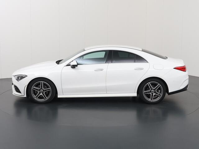 Mercedes-Benz CLA-KLASSE 180 Business Solution AMG | Sfeerverlichting | Widescreen | Apple carplay | Parkeercamera | Stoelverwarming |