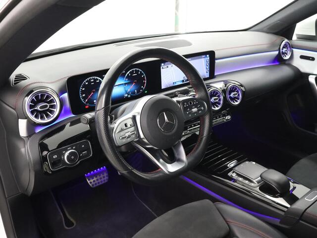 Mercedes-Benz CLA-KLASSE 180 Business Solution AMG | Sfeerverlichting | Widescreen | Apple carplay | Parkeercamera | Stoelverwarming |