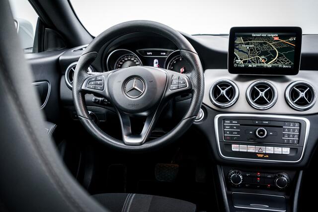Mercedes-Benz CLA-KLASSE Shooting Brake 180 Business Solution | LED | Sportstoelen | Navi | PDC | Stoelverwarming