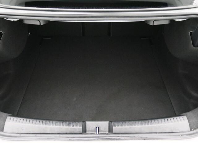 Mercedes-Benz CLA-KLASSE 180 AMG Line AMG Line | Night Pakket | Panorama Schuif-Kanteldak | Sfeerverlichting | 19 Inch AMG velgen | Distronic | Parkeerpakket met 360°-camera. Inclusief 24 maanden Mercedes-Benz Certified garantie voor Europa.