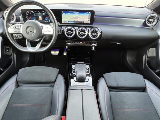 Mercedes-Benz CLA-KLASSE Shooting Brake 220 Automaat 190 pk AMG Line Navigatie Trekhaak Carplay Widescreen Sportstoelen Camera Sfeerverlichting Sportstuur Extra Getint Glas NL Auto