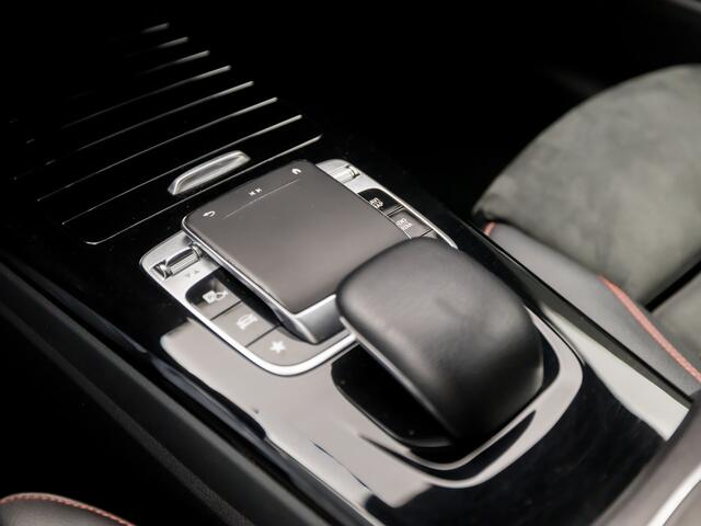 Mercedes-Benz CLA-KLASSE 200 AMG Sport 164Pk Automaat (GROOT NAVI, HEAD-UP DISPLAY, LEDER/ALCANTARA, CAMERA, SPORTSTOELEN, GETINT GLAS, WIDESCREEN, LANE ASSIST, NIEUWSTAAT)