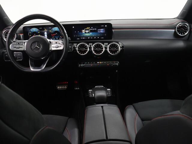 Mercedes-Benz CLA-KLASSE 200 Business Solution AMG | Night | Panoramadak | Memory | Keyless | Multibeam | Stoelverwarming | Sfeerverlichting |