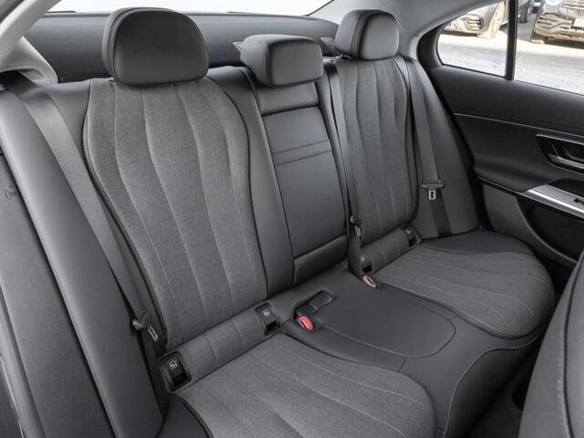 Mercedes-Benz E-KLASSE 300 e Avantgarde Distronic 19 Inch Stoelverwarming Stuurverwarming