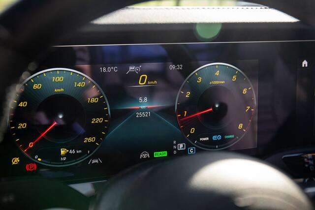 Mercedes-Benz E-KLASSE Cabrio 200 AMG Line Open dak, sfeerverlichting, stoel- en nekverwarming, isofix