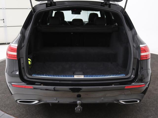 Mercedes-Benz E-KLASSE 300de 4Matic AMG Night | Panoramadak | Trekhaak | Stoelverwarming | 360 camera | Adaptive cruise | Leder/Alcantara | Burmeseter | Matrix LED | Navigatie