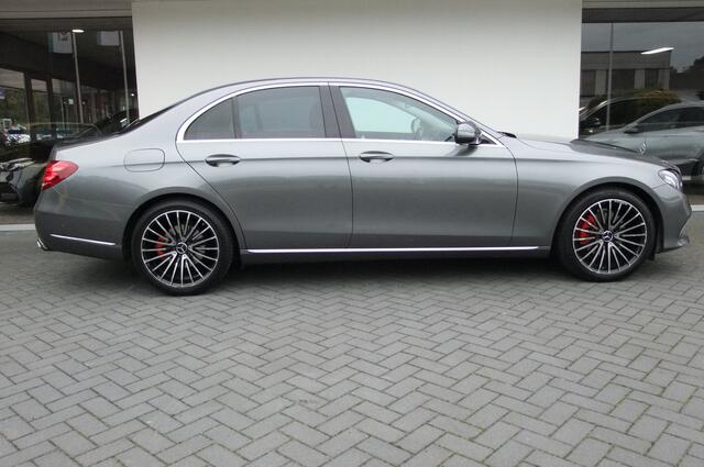Mercedes-Benz E-KLASSE 220 d Ambition / Camera / Dodehoek/ Distronic / Widescreen/ Stoelverwarming