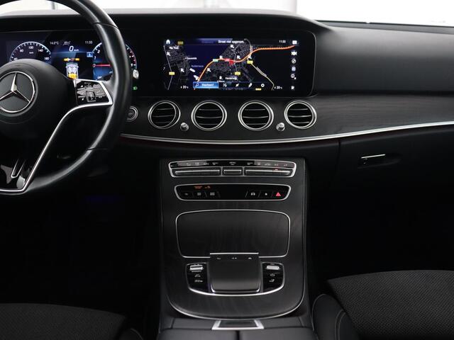 Mercedes-Benz E-KLASSE 300e Avantgarde | Panoramadak | Adaptive cruise | Stoelverwarming | Carplay | Camera | Sfeerverlichting | Navigatie | Widescreen | Half leder | PHEV | Plug In