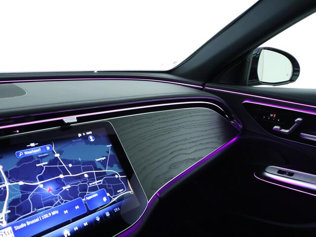 Mercedes-Benz E-estate 300 e AMG Plug-In Hybride | AMG Styling | Trekhaak | Digital light | Keyless go | Distronic | Keyless go | Memory Pakket voorsteoelen. Inclusief 24 maanden MB Certified garantie voor Europa.