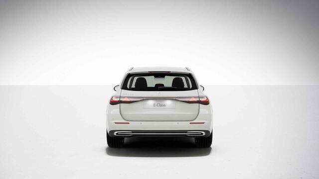 Mercedes-Benz E-estate 300 e Luxury Line | Achteruitrijcamera | Winter Pakket | 19" lichtmetalen velgen | Apple Carplay |