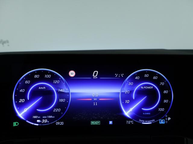 Mercedes-Benz EQA 250+ AMG Line 71 kWh | Nightpakket | Trekhaak | Parkeerpakket met achteruitrijcamera | KEYLESS-GO comfort pakket | GUARD 360° Voertuigbescherming Plus | Winter pakket | EASY PACK achterklep |