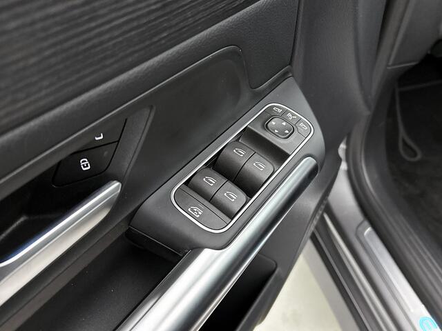 Mercedes-Benz EQA 250+ Business Solution Luxury 71 kWh | Panoramaschuifdak in glas | Winter pakket | Dodehoekassistent | Parkeerpakket met achteruitrijcamera | Spiegelpakket | Extra USB-poorten | EASY PACK achterklep | Comfortstoelen voor |