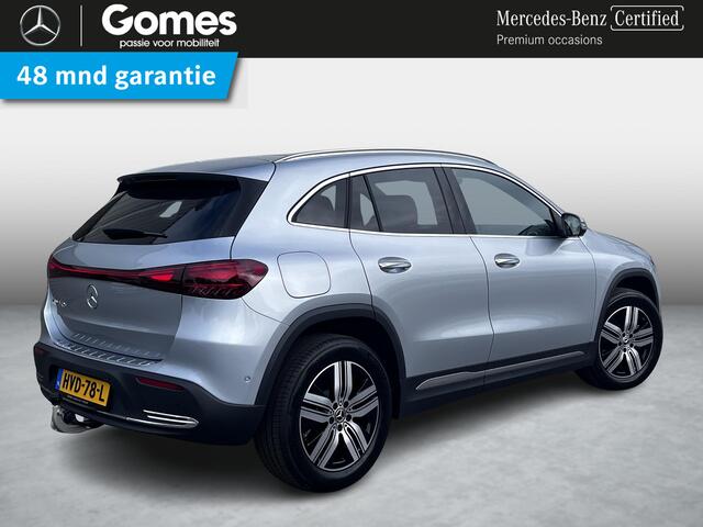 Mercedes-Benz EQA 250+ Luxury Line | Panoramadak | Trekhaak | Beige Interieur | Elektrisch Verstelbare Stoelen + Memory | 360° Camera | Donkergetint Glas Achter | Dodehoekassistent | Apple CarPlay | Android Auto | Stoelverwarming | Sfeerverlichting | Parkeersensoren