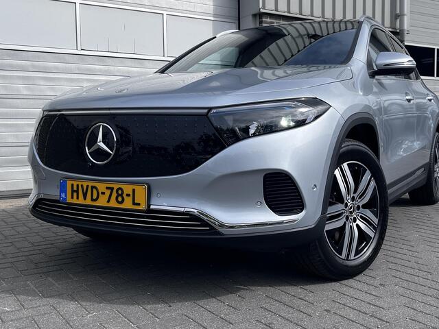 Mercedes-Benz EQA 250+ Luxury Line | Panoramadak | Trekhaak | Beige Interieur | Elektrisch Verstelbare Stoelen + Memory | 360° Camera | Donkergetint Glas Achter | Dodehoekassistent | Apple CarPlay | Android Auto | Stoelverwarming | Sfeerverlichting | Parkeersensoren