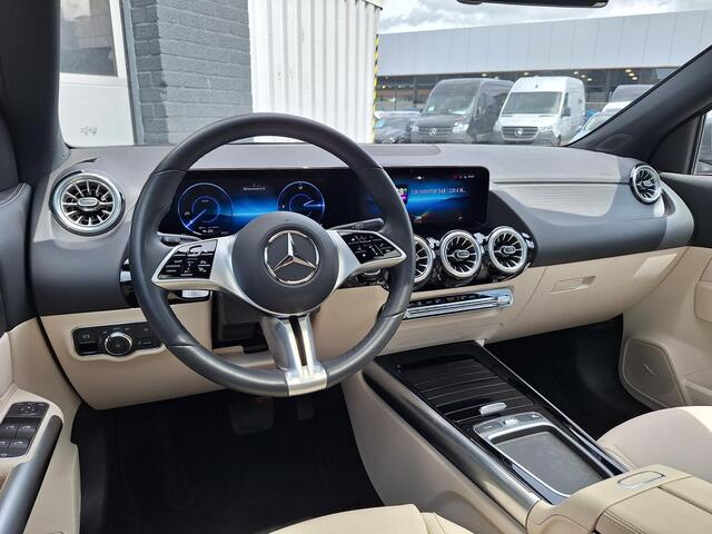 Mercedes-Benz EQA 250+ Luxury Line | Beige Interieur | Panoramadak | Trekhaak | Privacy Glas Achter | Sierdelen Lindehout Zwart | Dodehoekassistent | Apple CarPlay | Android Auto | Sfeerverlichting | Stoelverwarming | Elektrisch Inklapbare Buitenspiegels