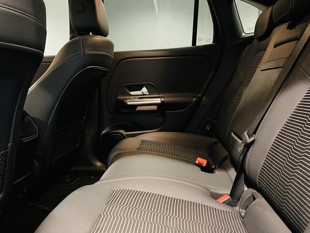 Mercedes-Benz EQA 250 // 18" Velgen // Privacy Glass // Easy pack achterklep // Dodehoekassistent // Sfeerverlichting // Apple Play // Android Auto // LED High Performance headlamps // Achteruitrijcamera