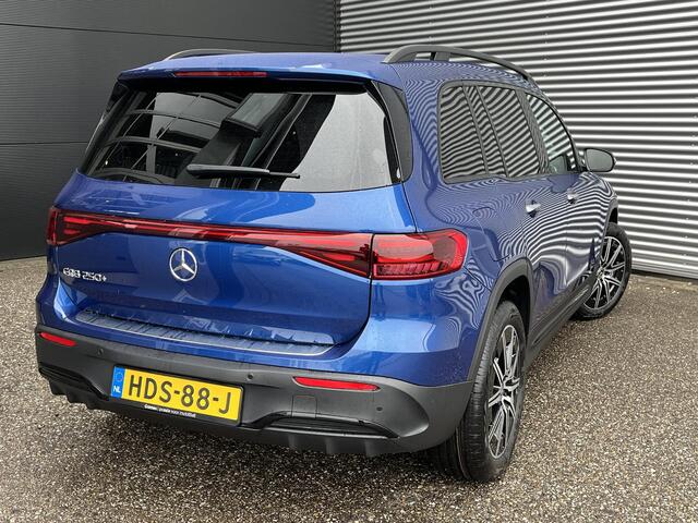 Mercedes-Benz EQB 250+ AMG Line | Premium Pakket | Night Pakket | Winter Pakket | Rijassistentiepakket | Panoramadak | Trekhaak | Elektrisch Verstelbare Stoelen + Memory | Burmester Surround Sound | 360° Camera | Head-up Display | Apple CarPlay | Android Auto